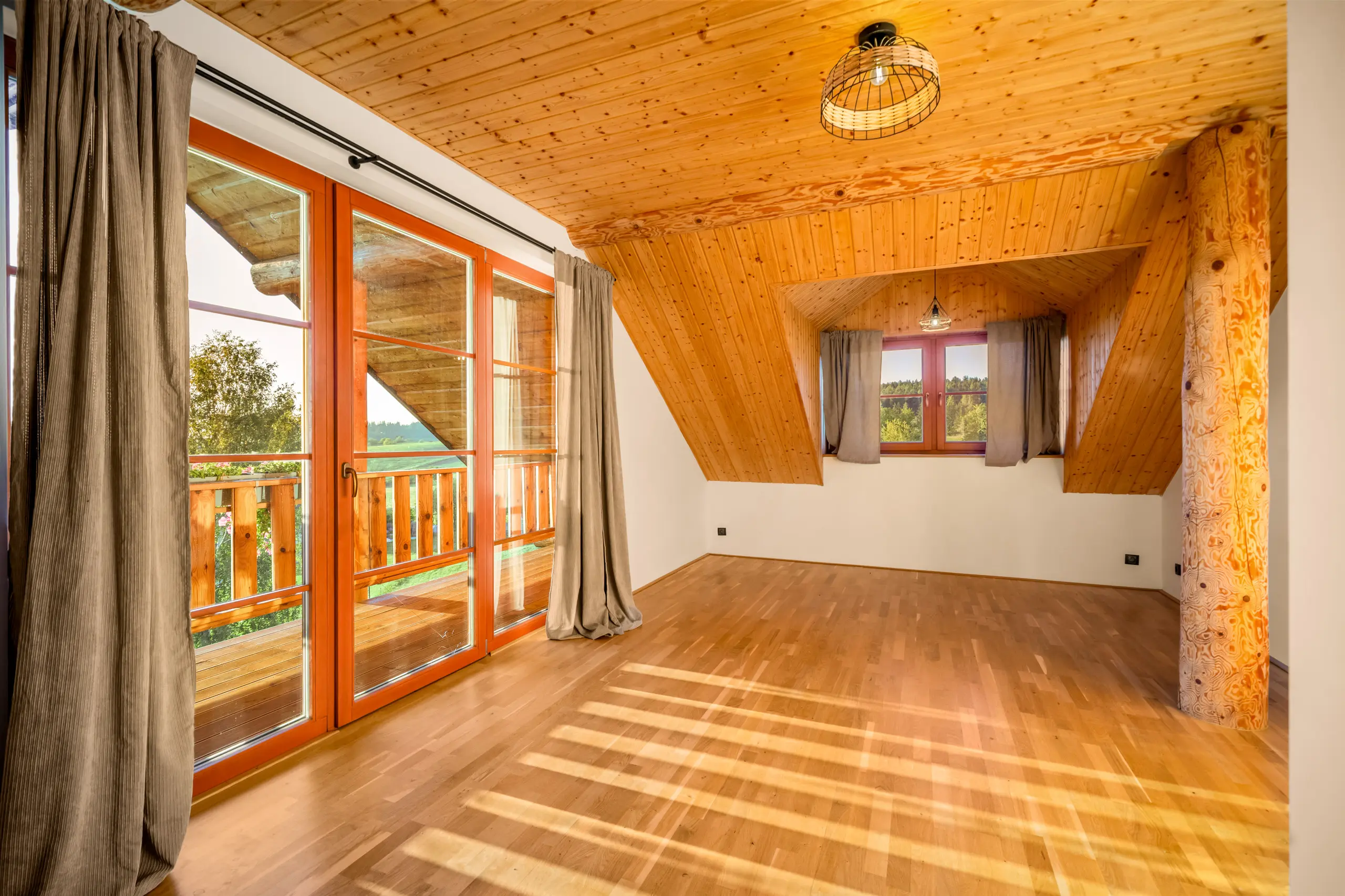 Pokoj v patře s francouzskými dveřmi na balkon