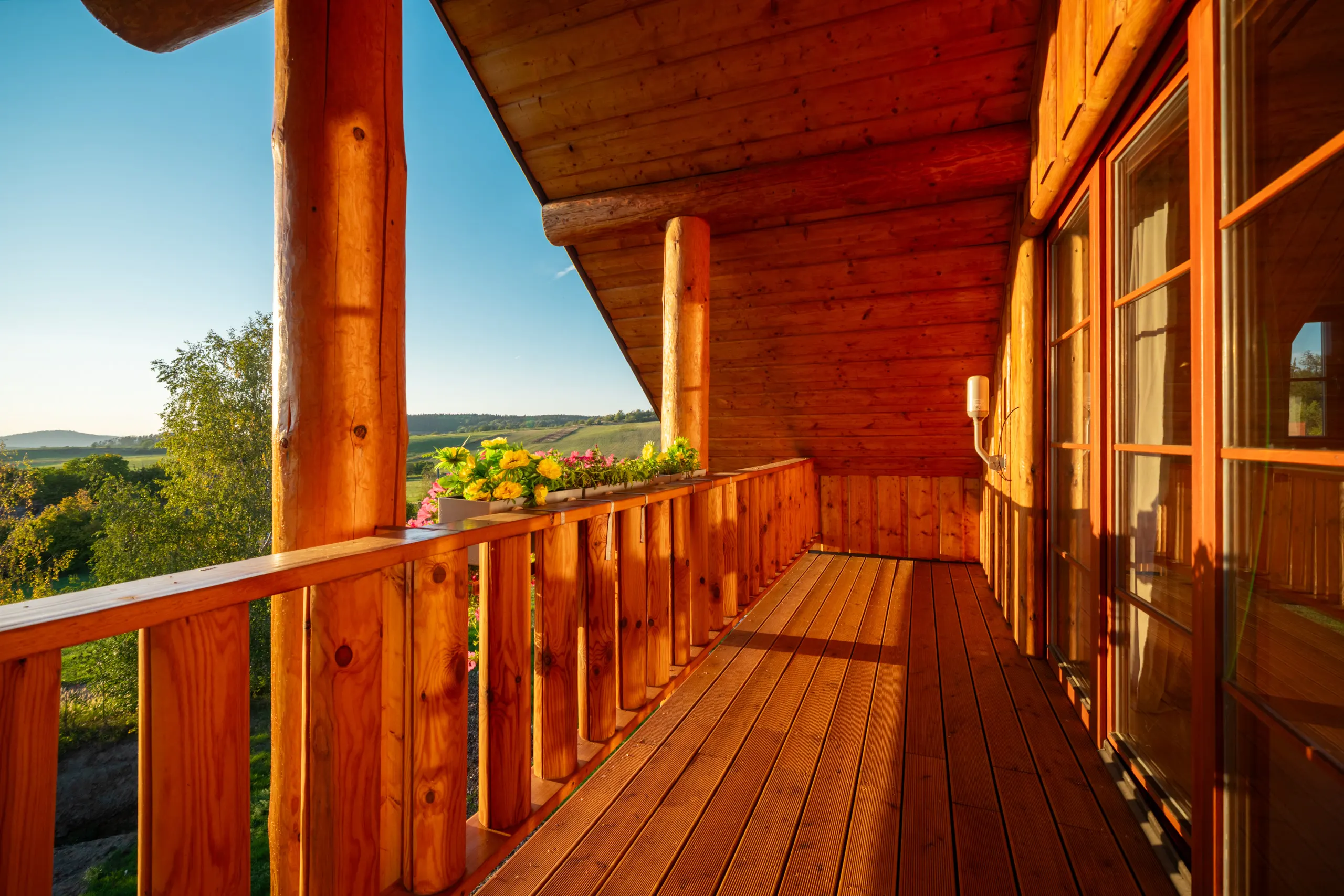 Západní balkon s výhledem na kopce